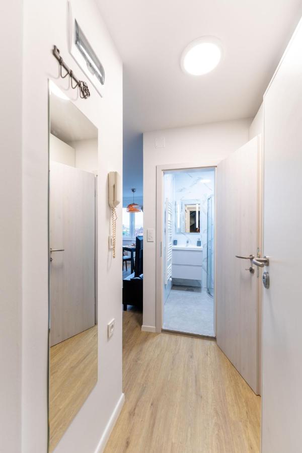 Elegant Tour As Studio Gilly With Open Views And A Balcony In The Center Laibach Exterior foto