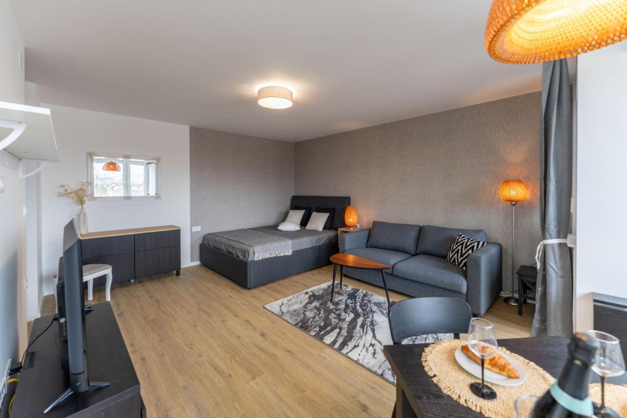 Elegant Tour As Studio Gilly With Open Views And A Balcony In The Center Laibach Exterior foto